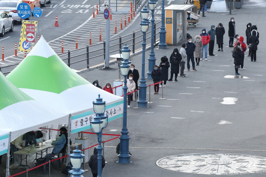 코로나 신규 확진자 600명대로 급증 <연합뉴스>
